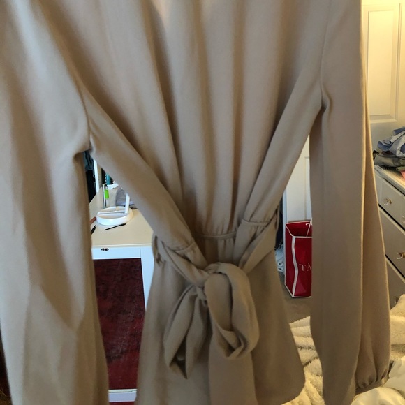 Adorable business casual top! - Picture 2 of 3